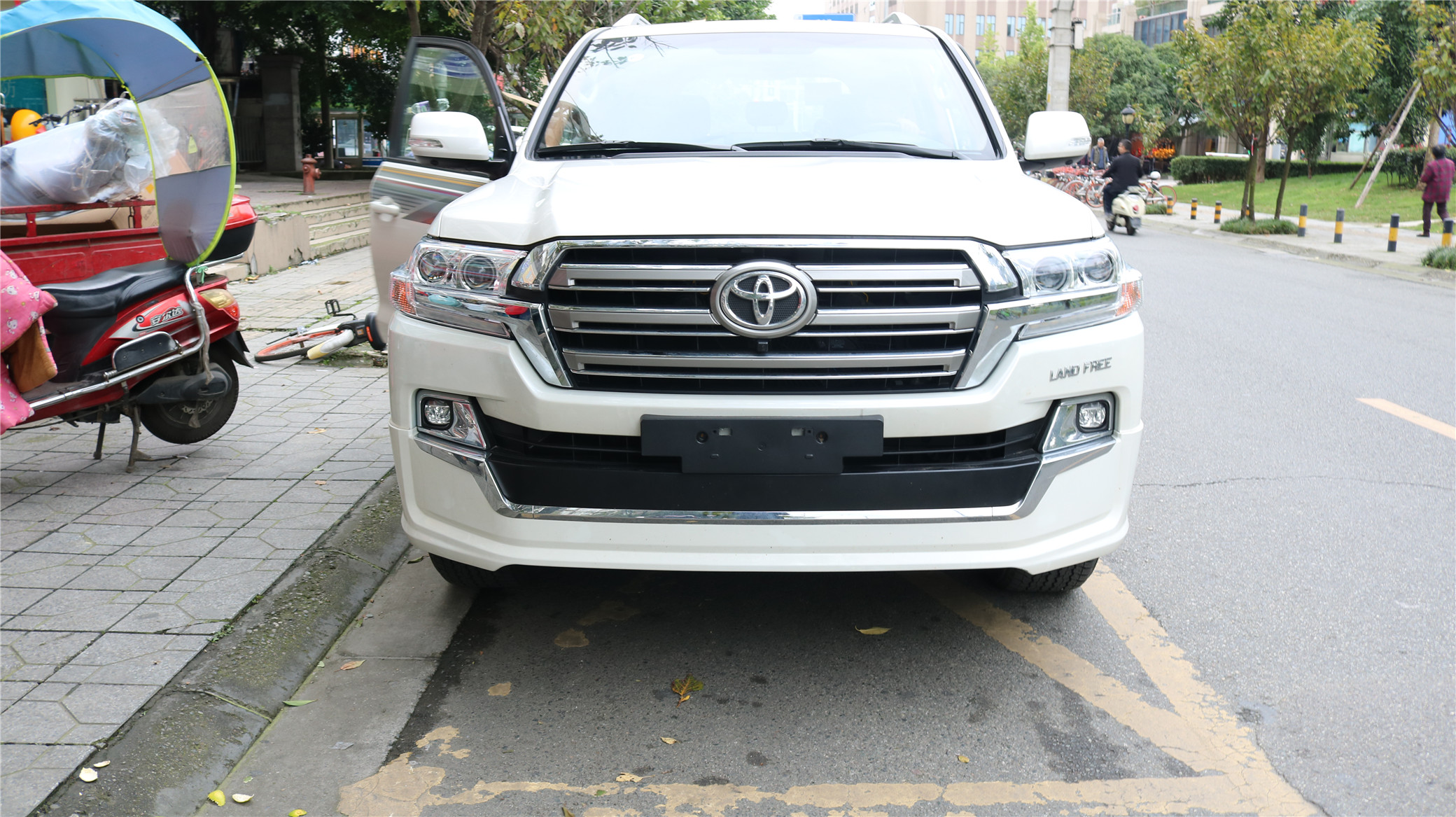 成都豐田蘭德酷路澤車(chē)燈改裝四透鏡激光大燈